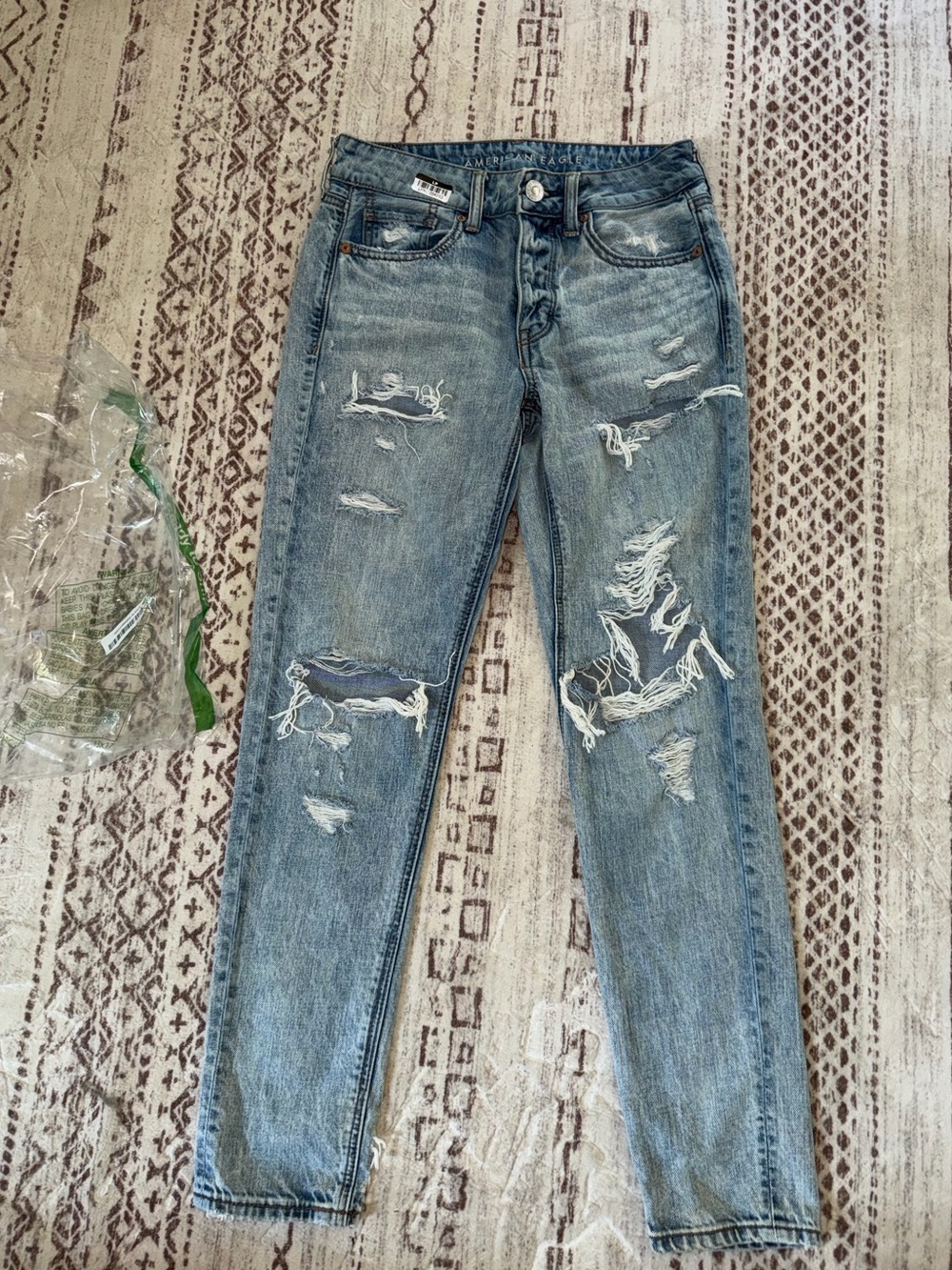 American
Eagle Outfitters Tomgirl
Distressed Jeans size 2 regular new store disp